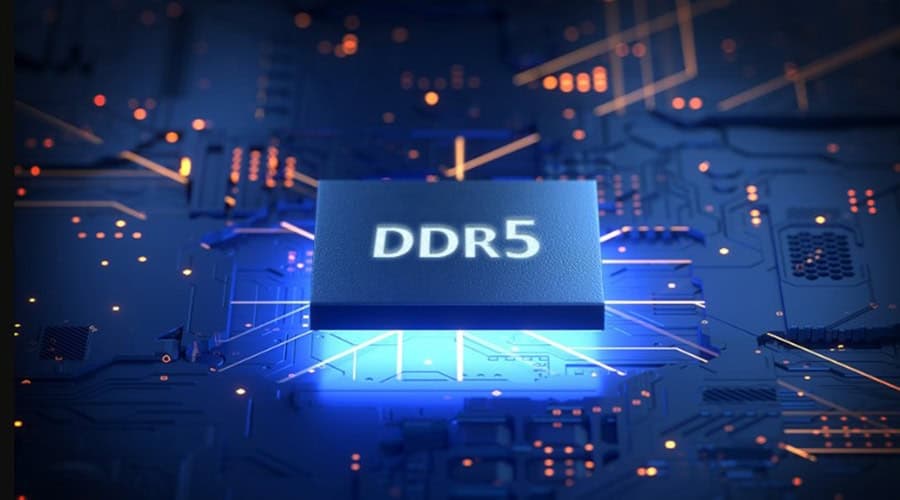 Nieuwe DDR5 RAM geheugen op een circuitbord, high-performance computer hardware.