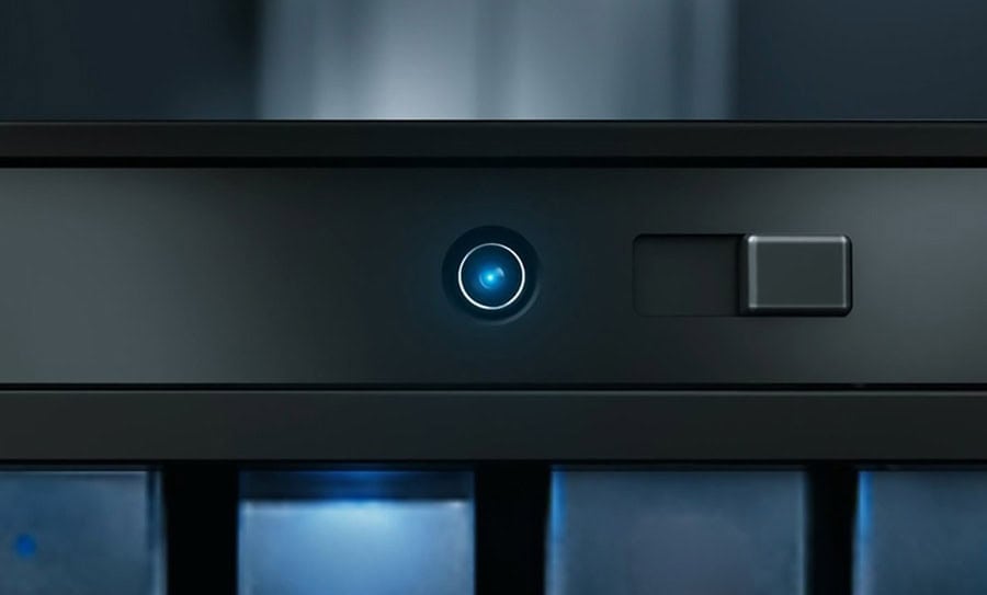 Geluidsinstallatie met blauwe indicatorlamp en uitschuifbare speaker voor voice chat en gaming.