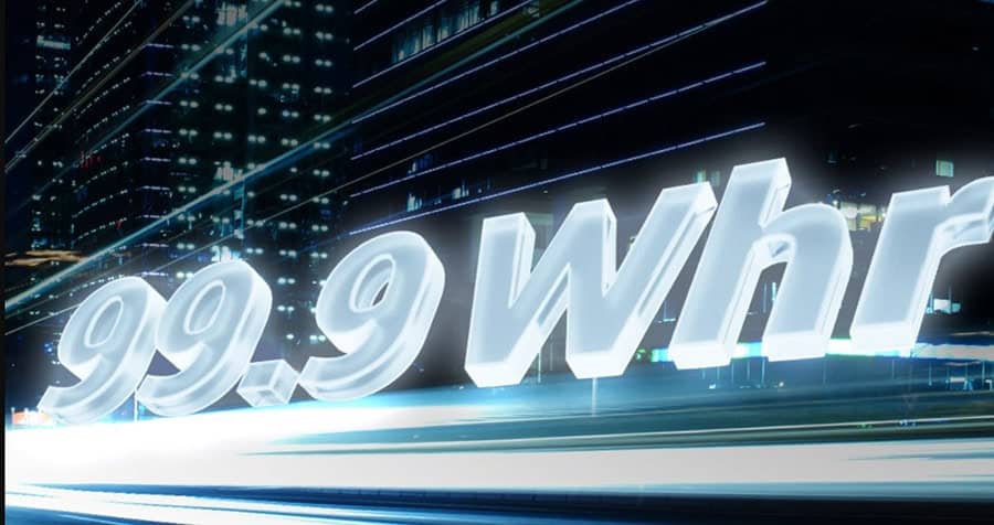 99.9 WNR snelheidsmeter op een stadsachtergrond met lichteffecten en digitale elementen.