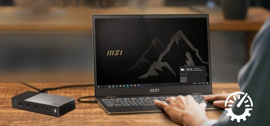 MSI gaming laptop en docking station op een houten bureau, krachtige gaming setup met focus op snelheid en prestaties voor gamers.