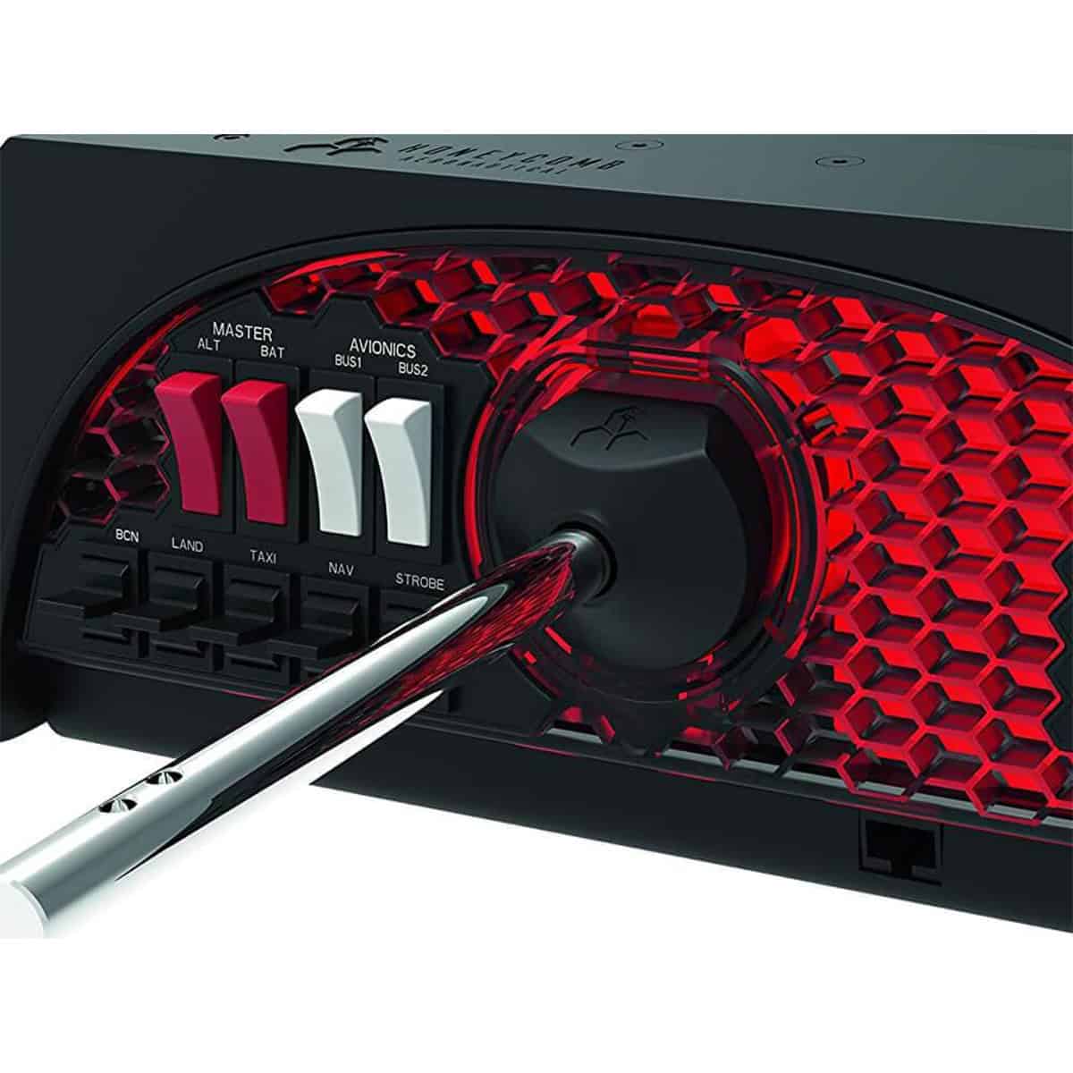 Robuuste voertuignavigatie- en communicatieapparatuur met rode LED-verlichting en bedieningsknoppen, geschikt voor professionele transport en avontuurlijke reizen.