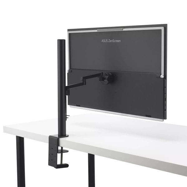 Ultrawide computer monitor met verstelbare arm op een wit bureau, ideaal voor professionele en gaming doeleinden.
