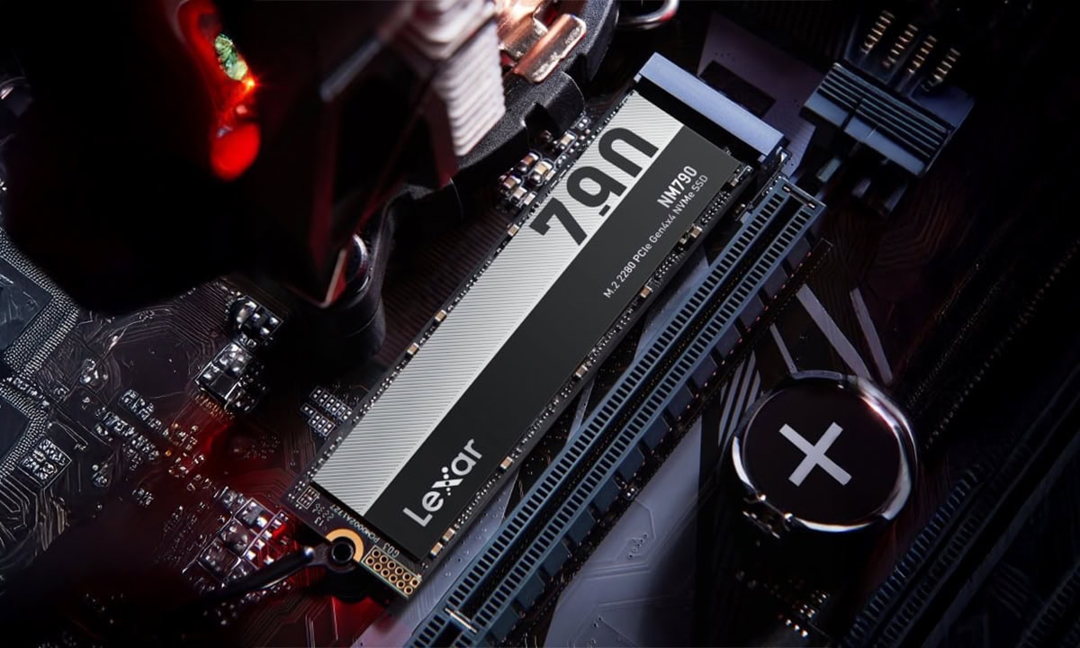 Lexar NM790 1TB NVMe PCIe Gen4 SSD geïnstalleerd in een gaming PC, klaar voor snelle gegevensoverdracht en optimale prestaties.