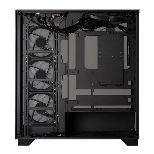 Binnenkant van een gaming PC-behuizing met vier ventilatoren, kabels en ruimte voor hardware-installatie, geschikt voor high-performance gaming systemen.