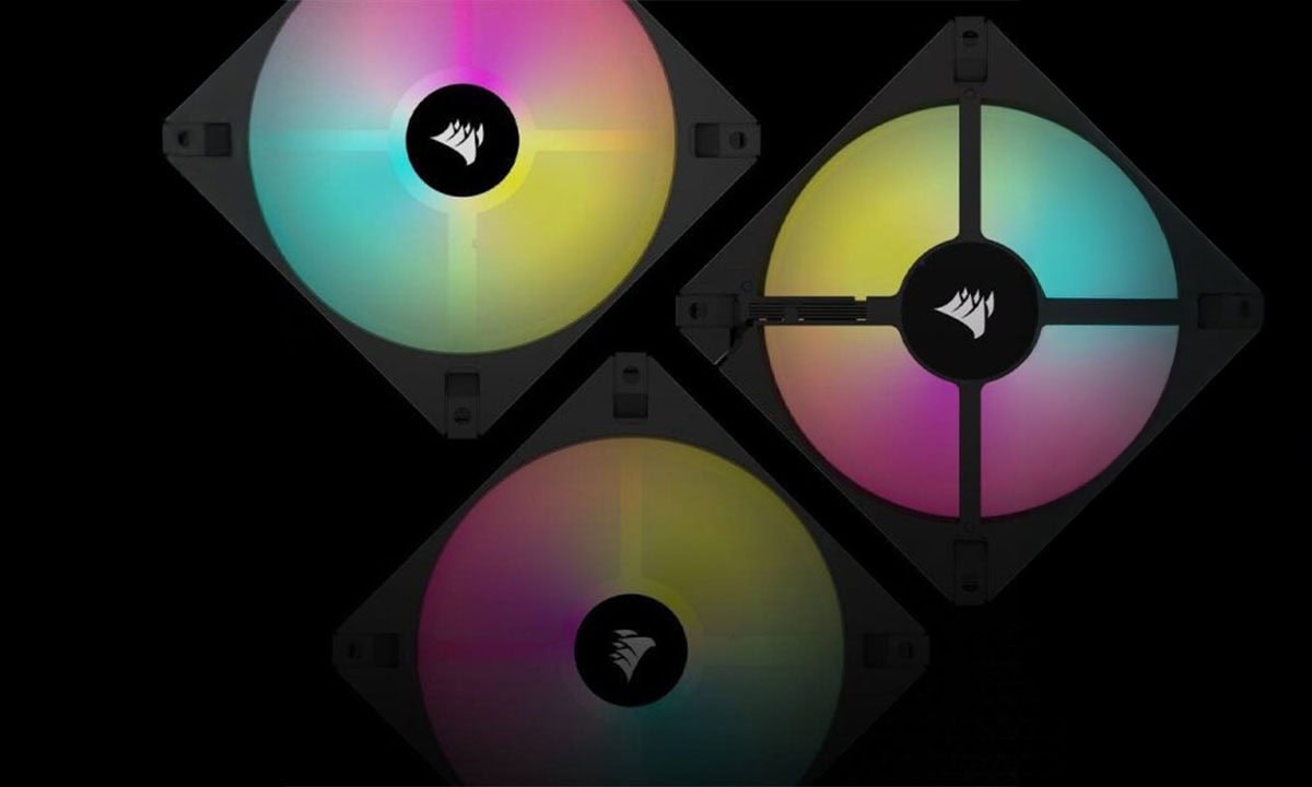 Drie RGB-ventilatoren in Corsair iCUE 3000D behuizing met kleurrijke verlichting en optimale airflow voor gaming en high-performance PC builds.