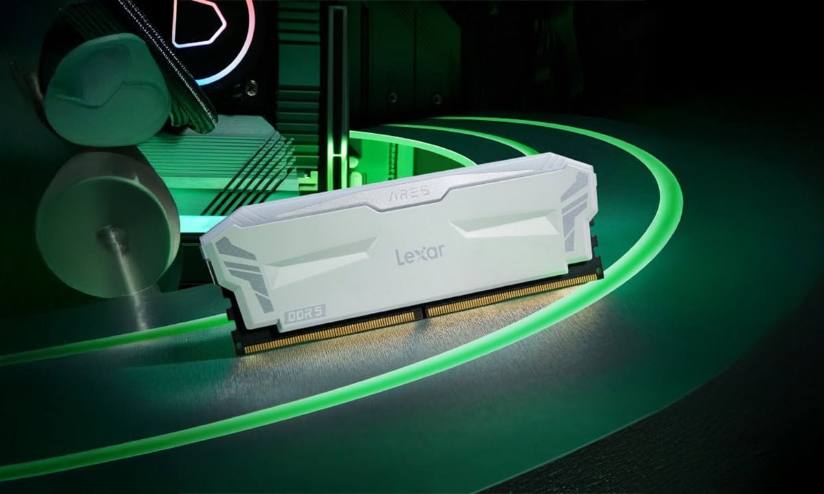 Moderne Lexar Ares RGB 32GB DDR5 geheugenmodule met zwart heatsink, geschikt voor high-performance gaming en overklokken, met kleurrijke RGB-verlichting.