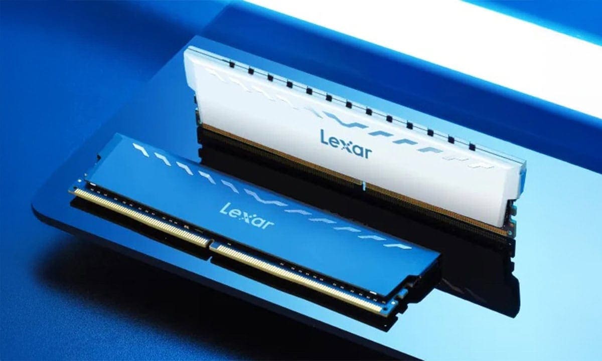 Dual Lexar THOR 32GB DDR4 RAM modules in donkergrijze kleur, geschikt voor high-performance gaming en PC upgrades, met Intel XMP 2.0 ondersteuning voor optimale snelheid.