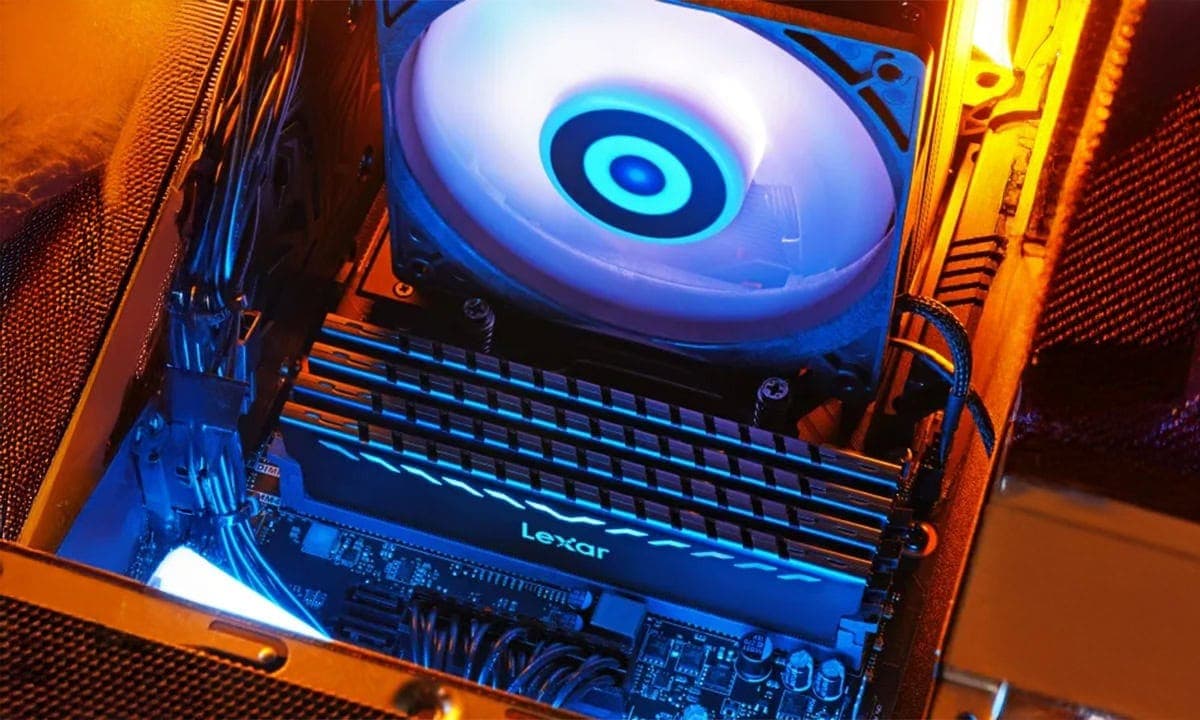 Moderne PC met Lexar THOR 32GB DDR4 RAM, kleurrijke verlichting en koeling, geschikt voor gaming en high-performance computing.