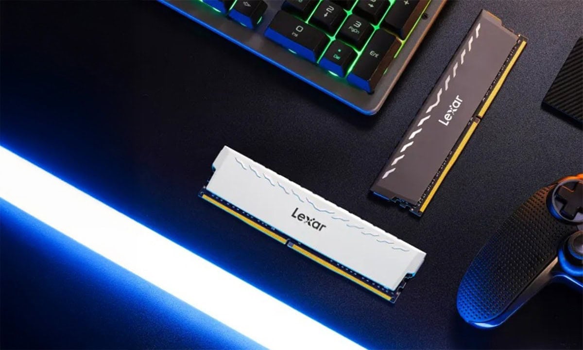 Twee Lexar THOR 32GB DDR4 RAM modules in donkergrijze kleur, geschikt voor high-performance gaming en computer upgrades.