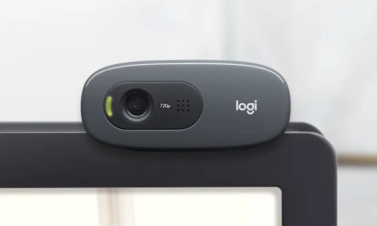 Logitech C270 HD webcam met microfoon, 720p video, ideaal voor gaming en videoconferenties. Compact ontwerp, eenvoudige installatie, perfect voor online communicatie en streaming.