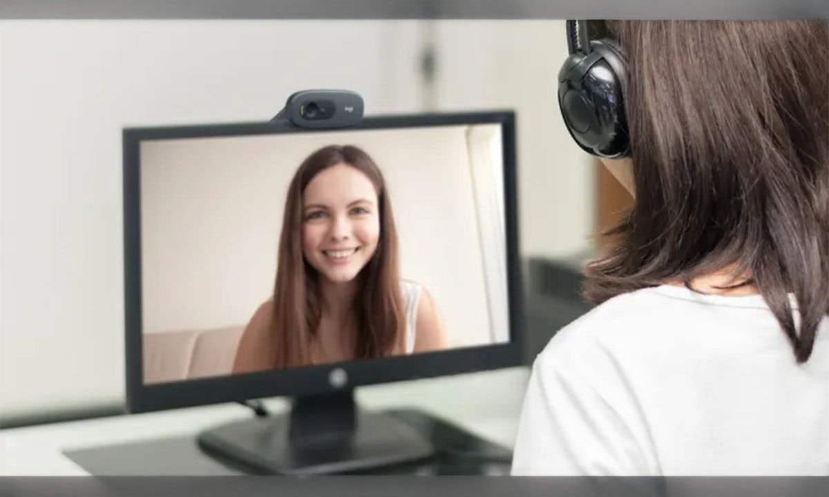 Webcam Logitech C270 HD 720P met microfoon, ideaal voor videoconferenties en streaming. Heldere beeldkwaliteit en goede geluidsopname voor professionele communicatie.