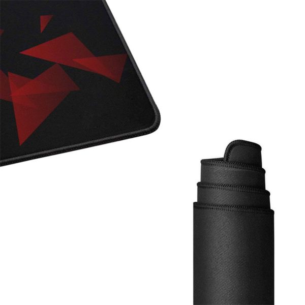 Hoogwaardige gaming-mat met rood geometrisch ontwerp, ideaal voor gamers en e-sporters, biedt optimale grip en precisie tijdens het gamen voor ultieme spelervaring.