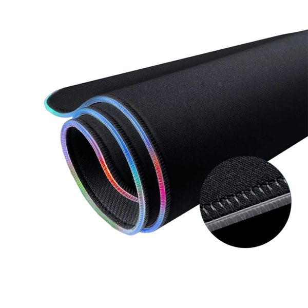 Grote gaming muismat met RGB-verlichting, antislip rubber basis en microfiber oppervlak, ideaal voor precisie en comfort tijdens gaming.