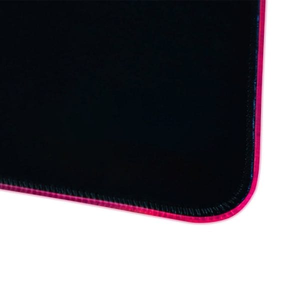 Een close-up van een zwart gaming mat met roze neon rand, ideaal voor gaming setups en e-sportcompetities, biedt optimale grip en precisie tijdens het gamen.