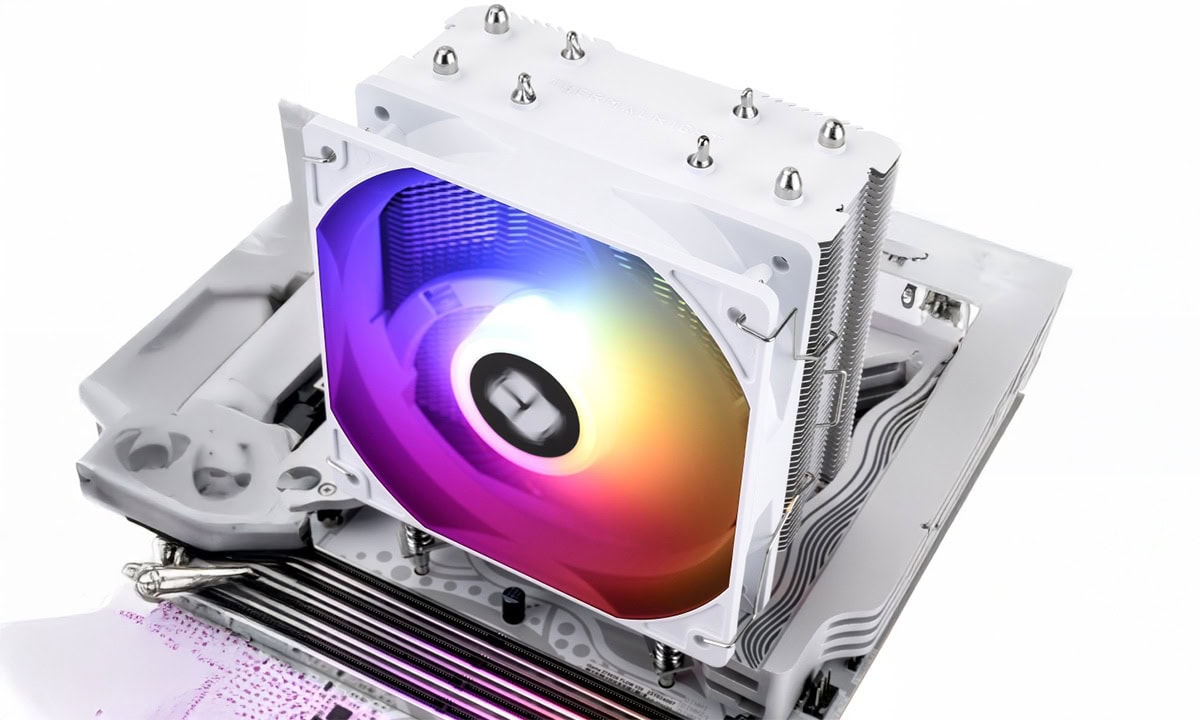 ARBG-koelventilator op een CPU-koeler met witte behuizing en kleurrijke verlichting.
