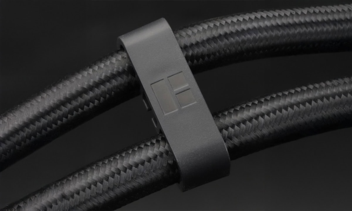 Close-up van de Thermalright Mjolnir Vision 360 UB ARGB waterkoeler met zwarte slangen en ARGB-verlichting, geschikt voor Intel en AMD CPU's.