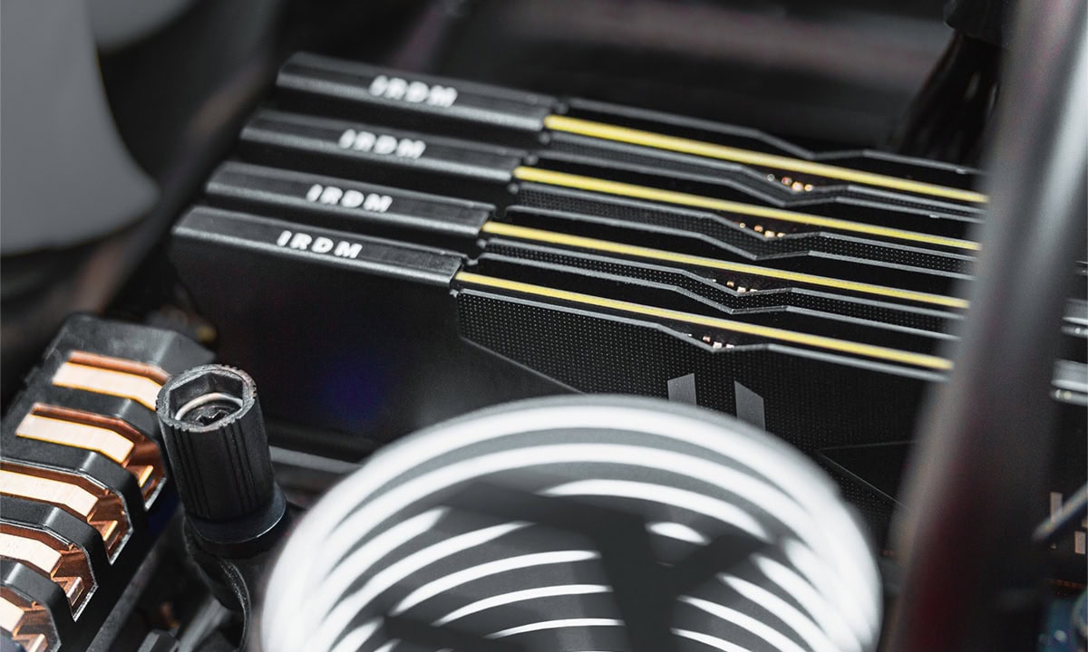 Close-up van IRDM 16GB DDR5 RAM modules geïnstalleerd op een gaming moederbord, geschikt voor high-performance gaming en overklokken.
