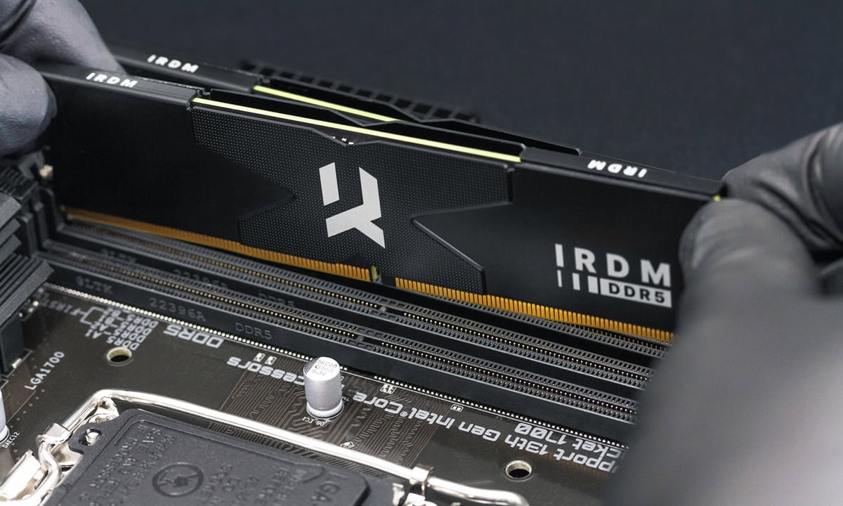 Close-up van een IRDM 16GB DDR5 RAM-module met 5600MHz snelheid, geïnstalleerd in een gaming PC moederbord, geschikt voor high-performance gaming en overklokken.