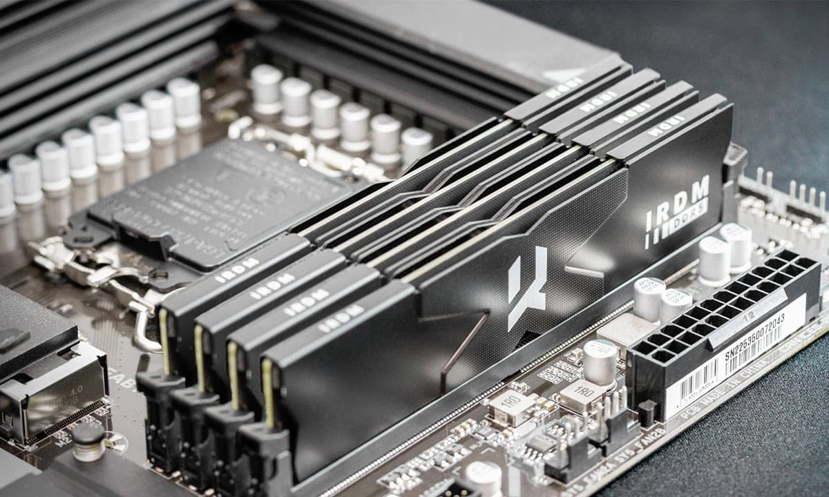 IRDM 16GB DDR5 RAM-module met heatsink, geschikt voor high-performance gaming en overklokken, compatibel met Intel XMP 3.0 en AMD EXPO voor optimale snelheid.