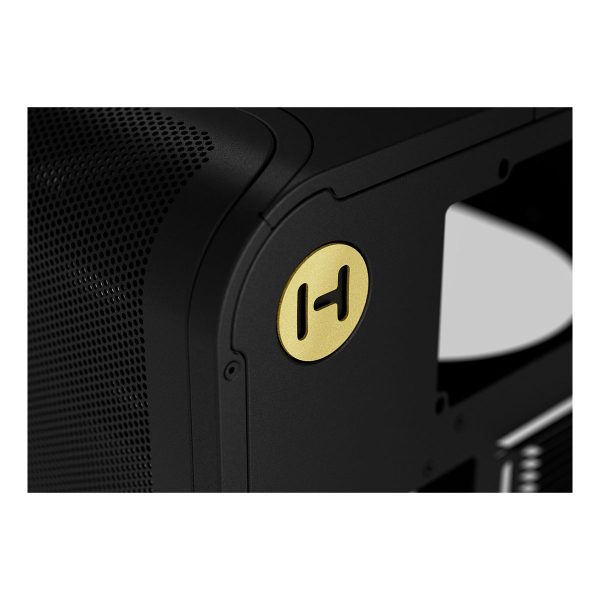 Close-up van de HYTE X50 mid tower gaming behuizing met zwart gehard glas en USB 3.2 poorten, ideaal voor gaming en high-performance PC builds.