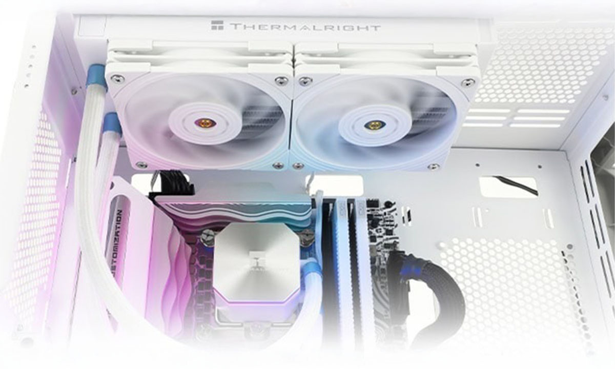Afbeelding van de Thermalright Frozen Edge 240 witte CPU-waterkoeler met dual fans, geschikt voor Intel en AMD systemen, geïnstalleerd in een gaming PC.