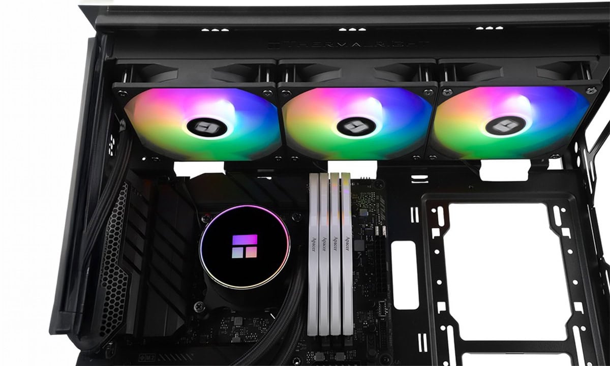 Drie witte ARGB-ventilatoren op een waterkoeler voor pc, geschikt voor AMD systemen, met een zwart behuizing en verlichte RGB-effecten.