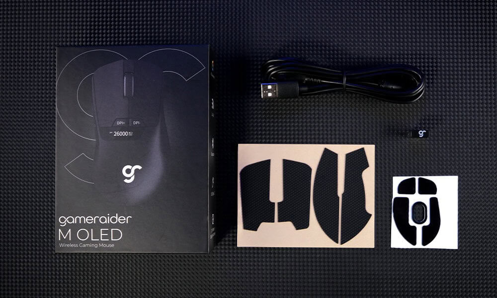 Professionele GameRaider M OLED draadloze gaming muis met 8K Hz RGB-verlichting, 26.000 DPI, zwart ontwerp, inclusief USB-kabel en extra accessoires voor gamers.
