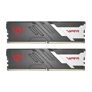 Twee Patriot Viper Venom DDR5 RAM modules van 16GB elk, ontworpen voor gaming en high-performance PC's, met een zwart-wit ontwerp en rode Viper logo.