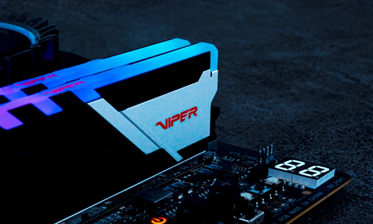 Moderne gaming RAM module met RGB-verlichting en hoge snelheid, ideaal voor gamers die optimale prestaties zoeken.