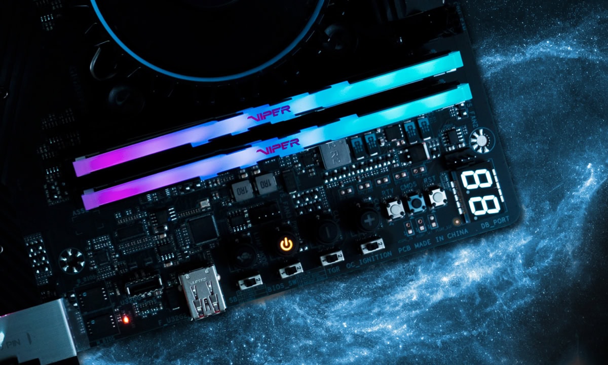 Gaming RAM modules met kleurrijke LED-verlichting op een moederbord, ideaal voor high-end gaming systemen en optimalisatie van gameprestaties.