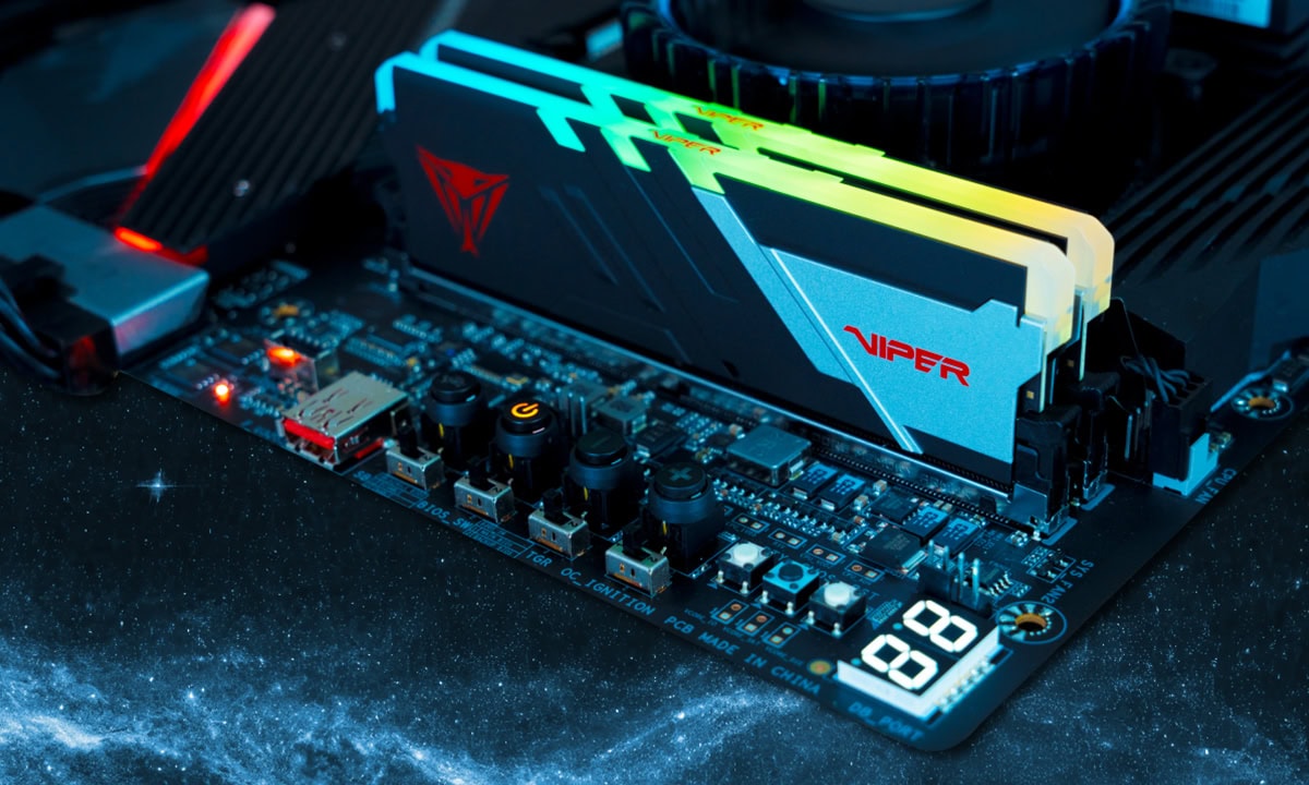 Close-up van een high-performance gaming moederbord met RGB-verlichting en RAM-modules, ideaal voor gaming en e-sports.