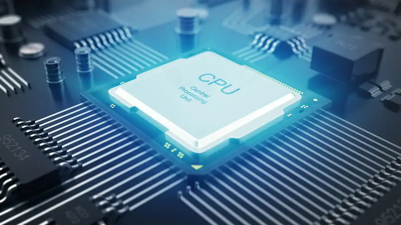 Close-up van een computerprocessor (CPU) geïnstalleerd op een moederbord, omgeven door elektronische circuits en componenten.