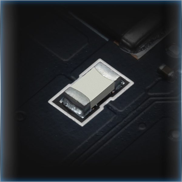 Close-up van de GeForce RTX 5080 grafische kaart connector op een gaming moederbord.