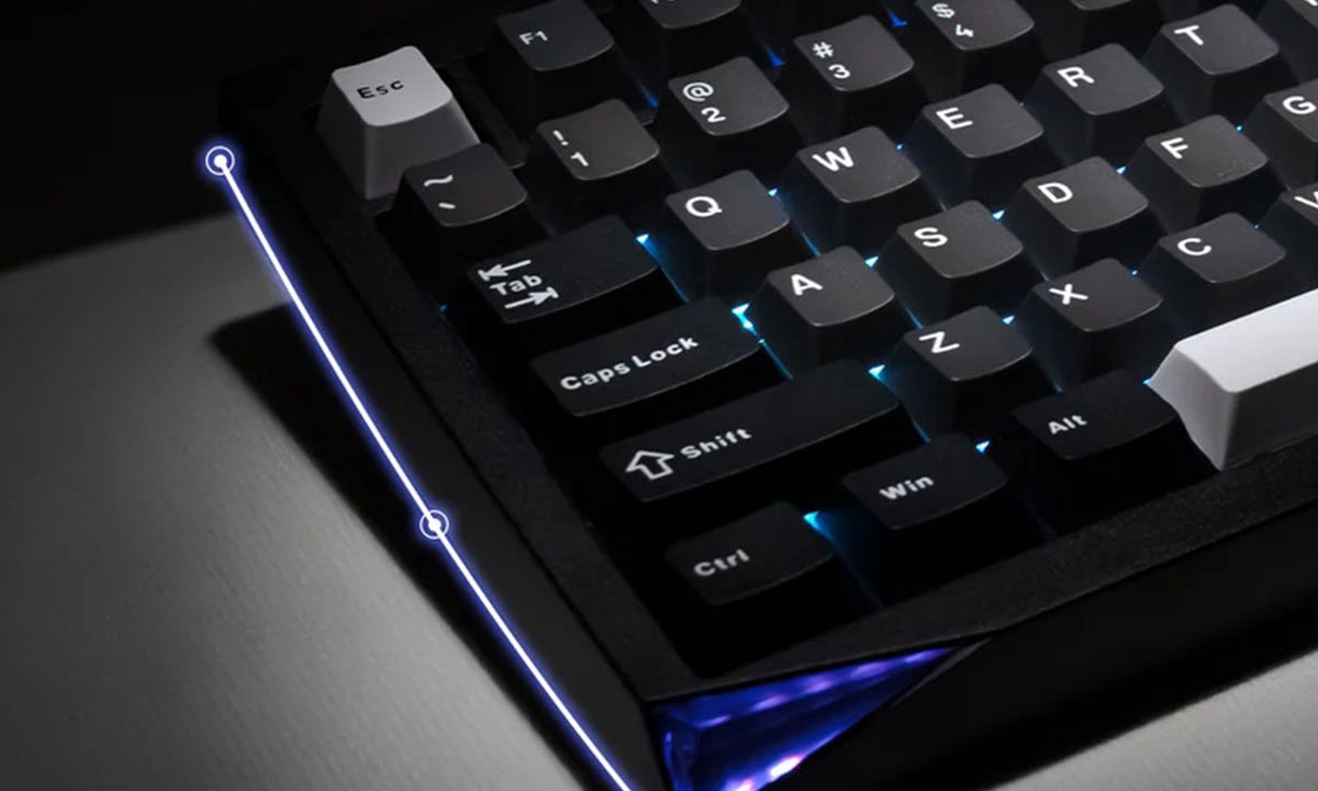 Akko Mineral 01 Stellar Rose draadloos mechanisch gaming toetsenbord met RGB-verlichting en hot-swap functies, ideaal voor gamers en computerliefhebbers.