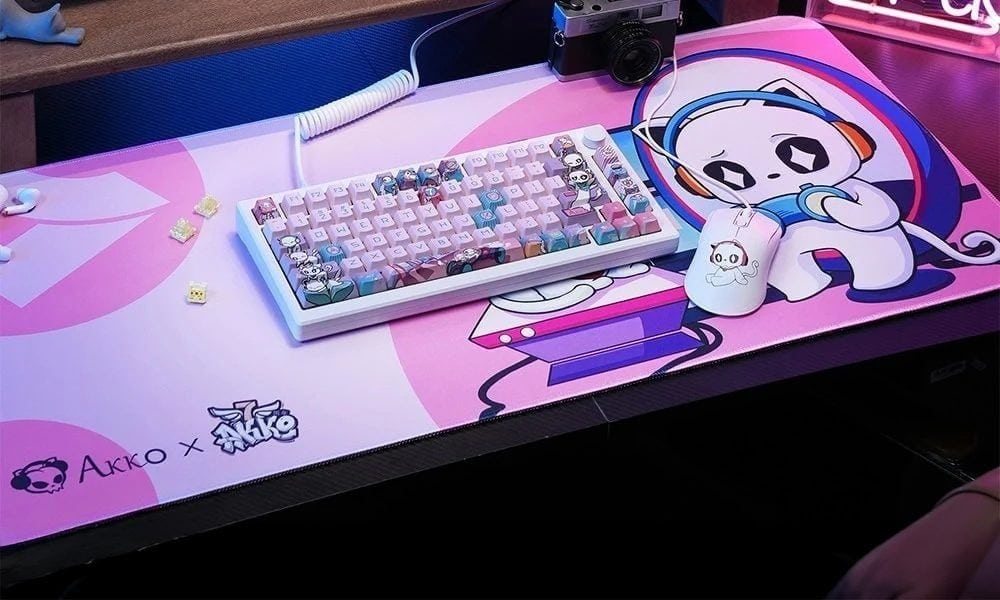 Modern Akko MOD 007B HE draadloos gaming toetsenbord met RGB-verlichting, magnetische switches en 8K Hz polling rate, perfect voor gamers en tech-liefhebbers.