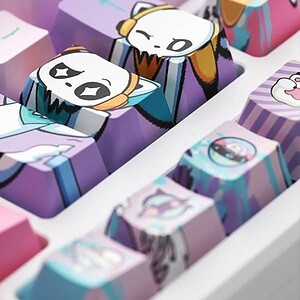 Close-up van de AKKO MOD 007B HE PC gaming toetsenbord met Hall Effect magnetische switches, RGB-verlichting en kleurrijke keycaps, ideaal voor gamers en tech-liefhebbers.