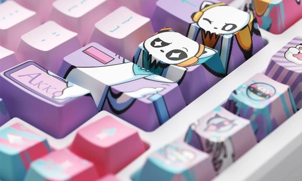 Close-up van de AKKO MOD 007B HE PC gaming toetsenbord met Hall Effect magnetische switches, RGB-verlichting en kleurrijke keycaps, ideaal voor gamers en tech-liefhebbers.
