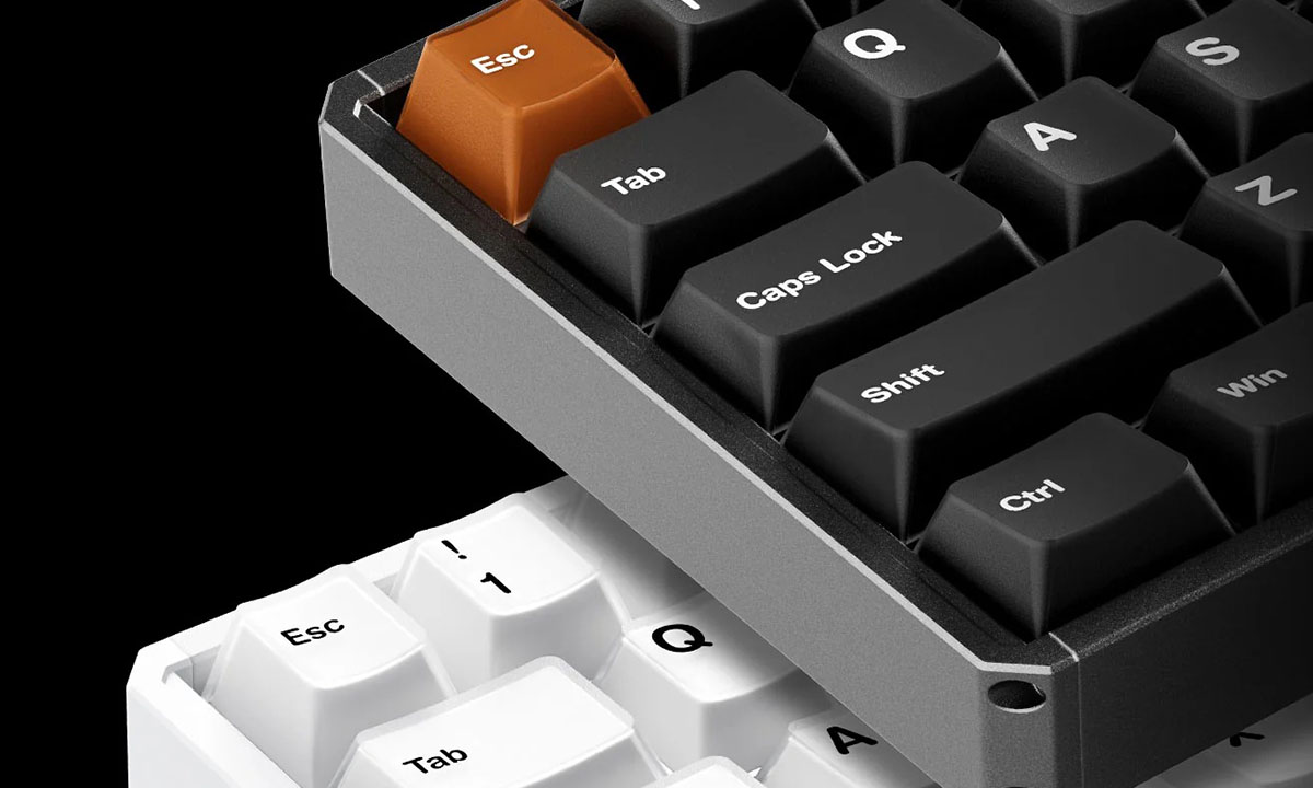 Close-up van de AKKO MOD68 HE Misty Black Brown mechanische gaming-toetsenbord met draadloze connectie, ARGB-verlichting en magnetische switches voor optimale gamingprestaties.