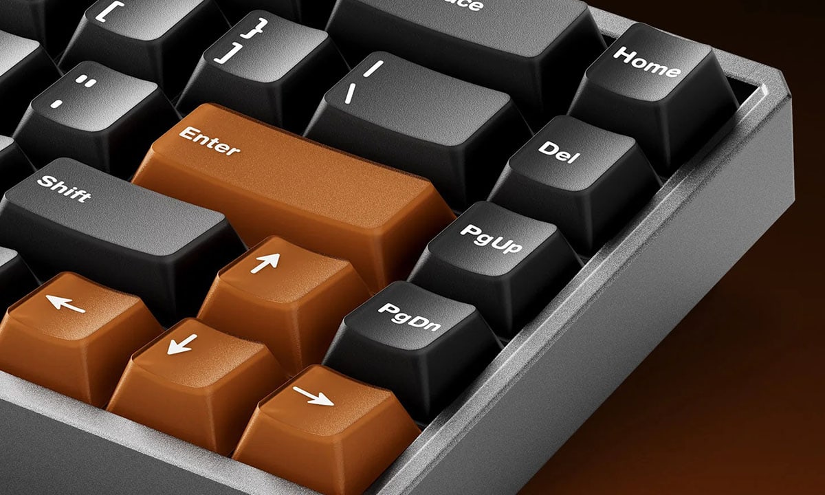 Close-up van de AKKO MOD68 Misty Black Brown mechanische gaming-toetsenbord met brown switches, ARGB-verlichting en draadloze connectiviteit, ideaal voor gamers.