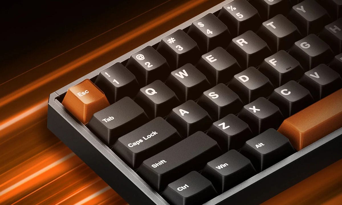 Close-up van de AKKO MOD68 HE Misty Black Brown gaming-toetsenbord met mechanische switches, ARGB-verlichting en draadloze connectiviteit, ideaal voor gaming en professionele gebruik.