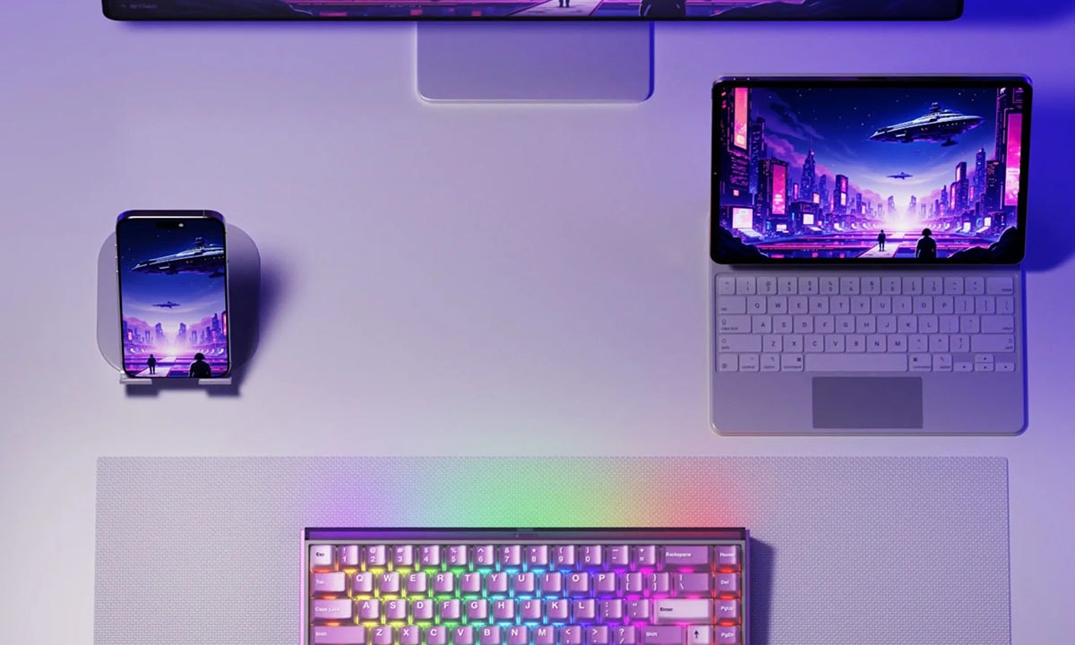 Compact gaming setup met Akko Ray68 HE Blue White mechanisch toetsenbord, draadloze verbinding, ARGB-verlichting en moderne accessoires voor optimale gaming prestaties.