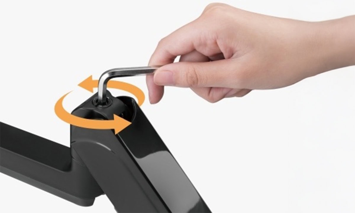 Hand die de gasveer van de Brateck monitorarm bedient, met een draaibare arm voor optimale positionering van je monitor. Geschikt voor 17-32 inch schermen, ideaal voor ergonomisch werken.
