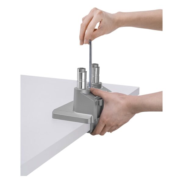 Hand die een Grijze monitorarm bevestigt op een tafel met een inbussleutel, geschikt voor 17-32 inch schermen, model LDT62-C024.