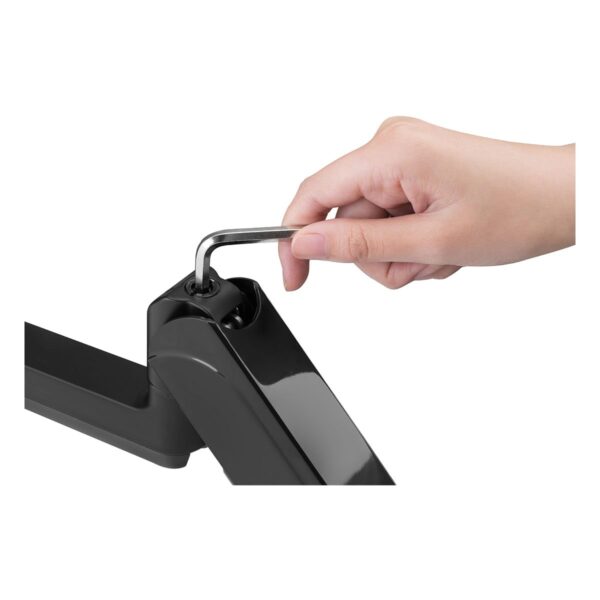 Hand die een verstelbare monitorarm met gasveer bedient, geschikt voor 17-32 inch schermen, voor optimale ergonomie en flexibiliteit op de werkplek.