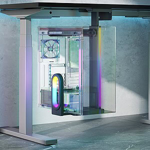 Moderne, verlichte onder-bureau PC-houder met transparante behuizing en RGB-verlichting, ontworpen voor eenvoudige installatie en optimale ruimtebesparing onder bureau.