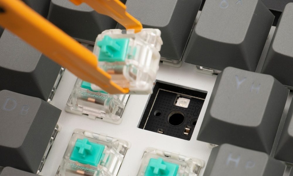 Close-up van het Akko MOD 007B HE PC gaming toetsenbord met magnetische switches en RGB-verlichting, geschikt voor professionele gamers en tech-liefhebbers.