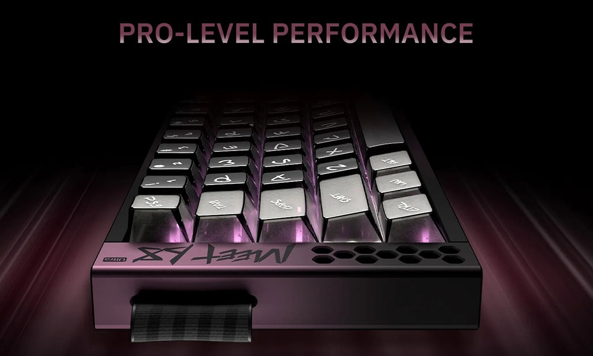 Close-up van de IQUNIX Meet68 Ultra Aurora Groen mechanisch gaming toetsenbord met RGB-verlichting, magnetische switches en hall effect technologie voor optimale prestaties.