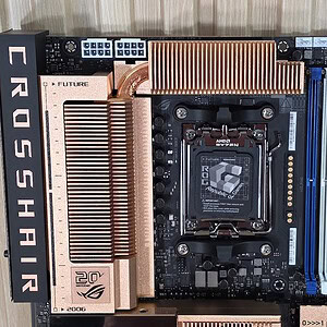 Hoogwaardig gaming moederbord met krachtige CPU-socket, RAM-slots en koeling, ideaal voor gaming en high-performance computers.
