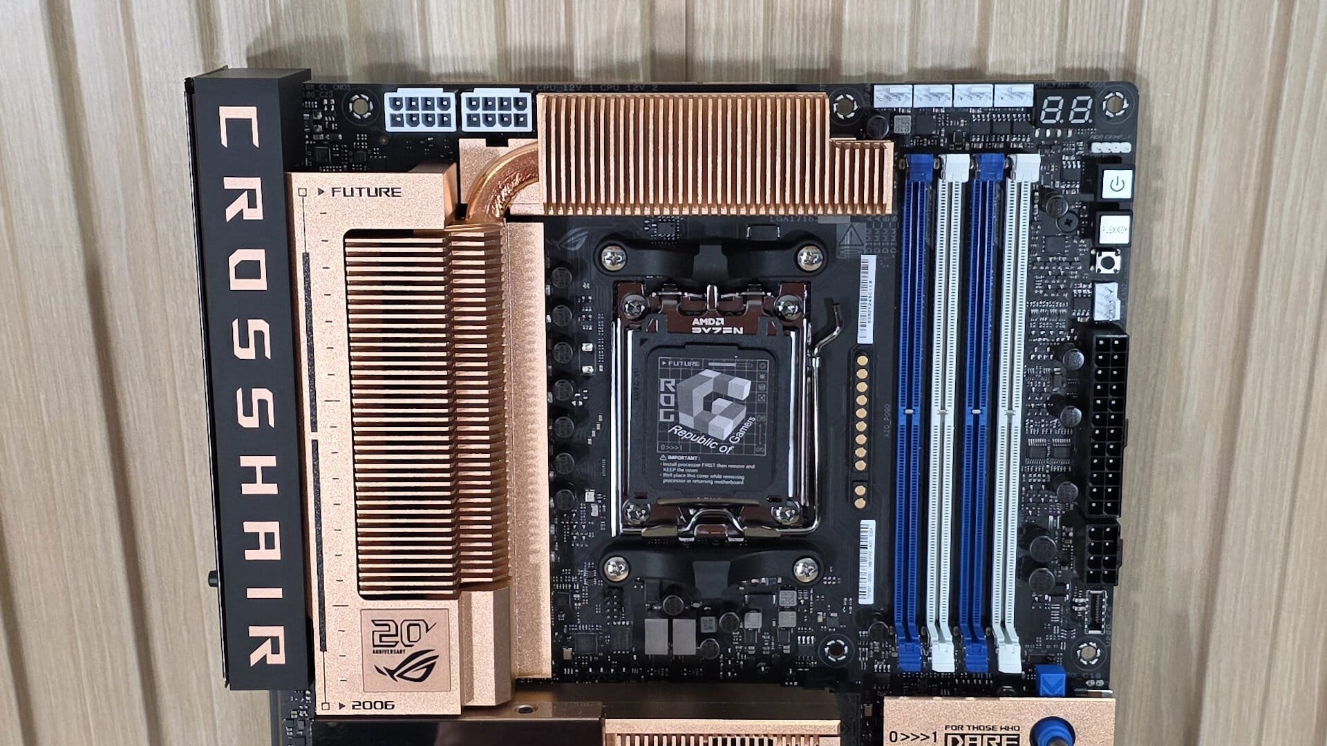 Hoogwaardig gaming moederbord met krachtige CPU-socket, RAM-slots en koeling, ideaal voor gaming en high-performance computers.