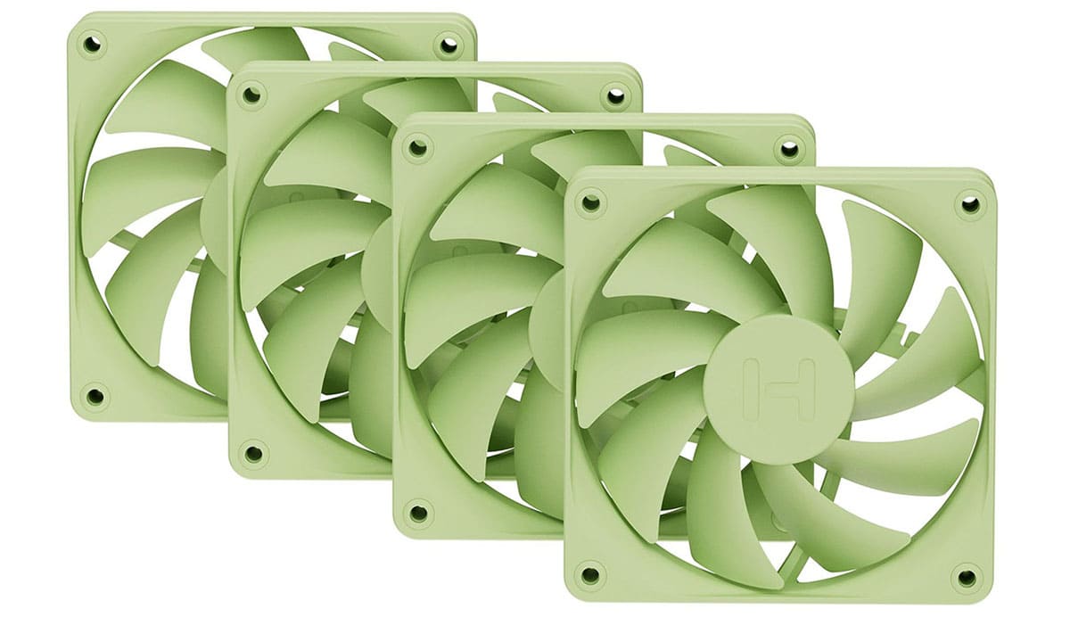 Vier groene HYTE FA12 Matcha Milk 120mm ventilatoren voor pc-behuizingen, ideaal voor optimale koeling en stille werking.